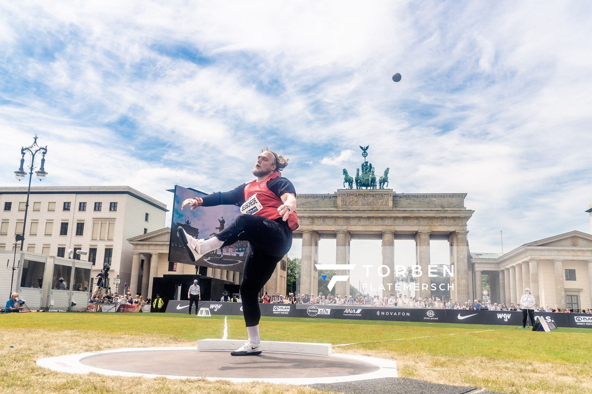 Jan Josef Jeuschede (TSV Bayer 04 Leverkusen) beim Kugelstossen waehrend der deutschen Leichtathletik-Meisterschaften auf dem Pariser Platz am 24.06.2022 in Berlin